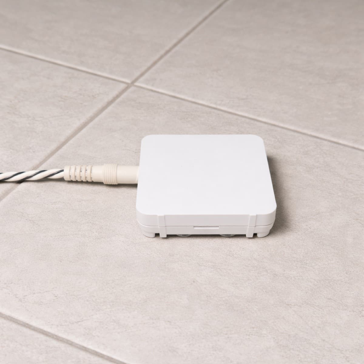 Gros plan du câble de fuite sur surface humide