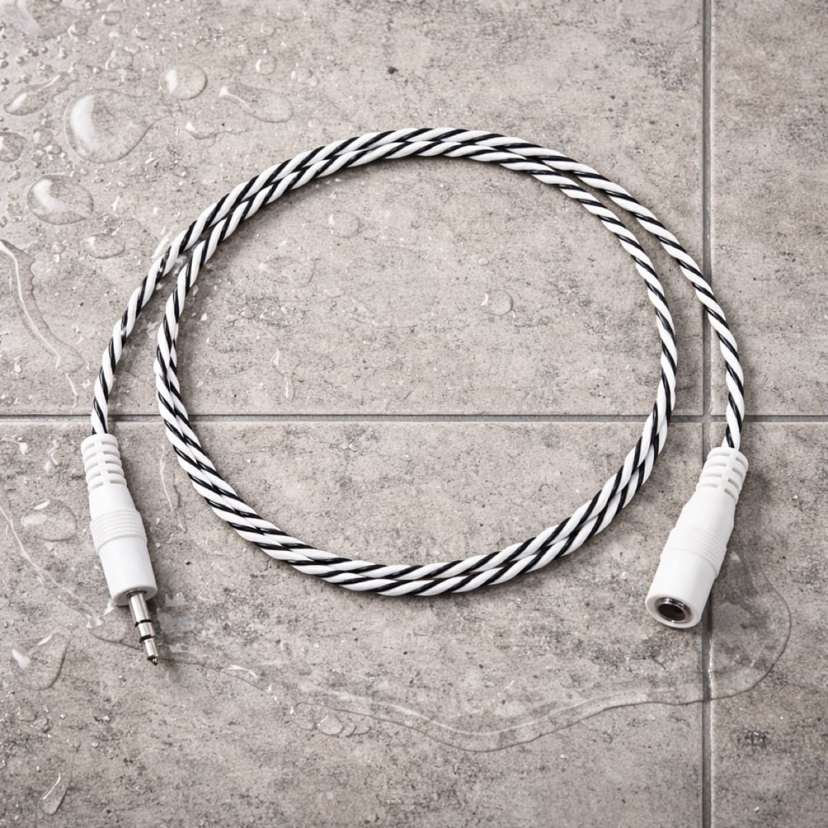 Câble de fuite sur carrelage